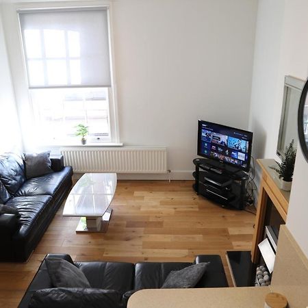 Letting Serviced Apartments - Guards View, Windsor Esterno foto