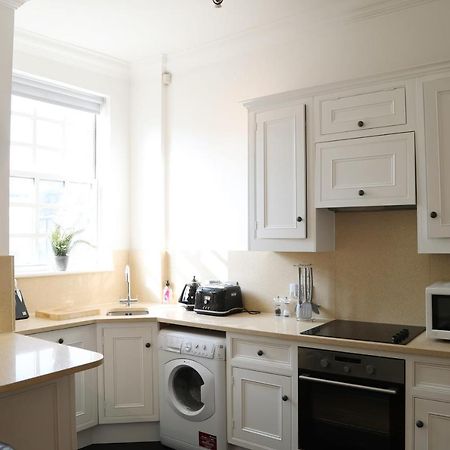 Letting Serviced Apartments - Guards View, Windsor Esterno foto