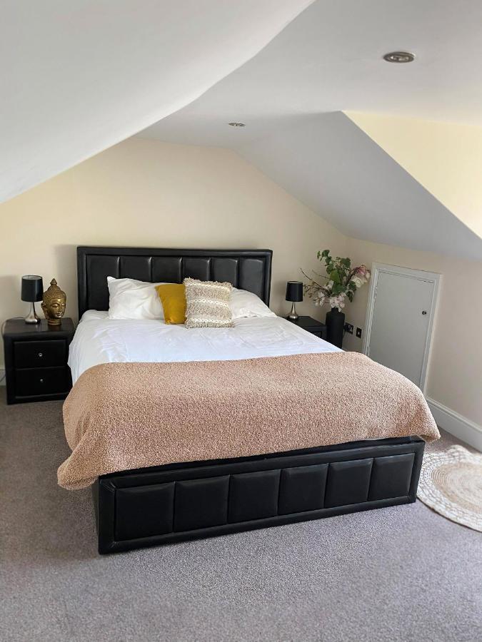 Letting Serviced Apartments - Guards View, Windsor Esterno foto