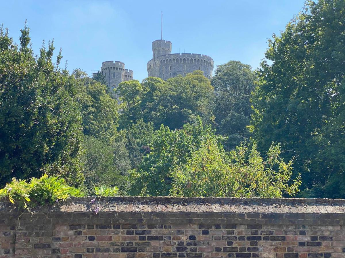 Letting Serviced Apartments - Guards View, Windsor Esterno foto
