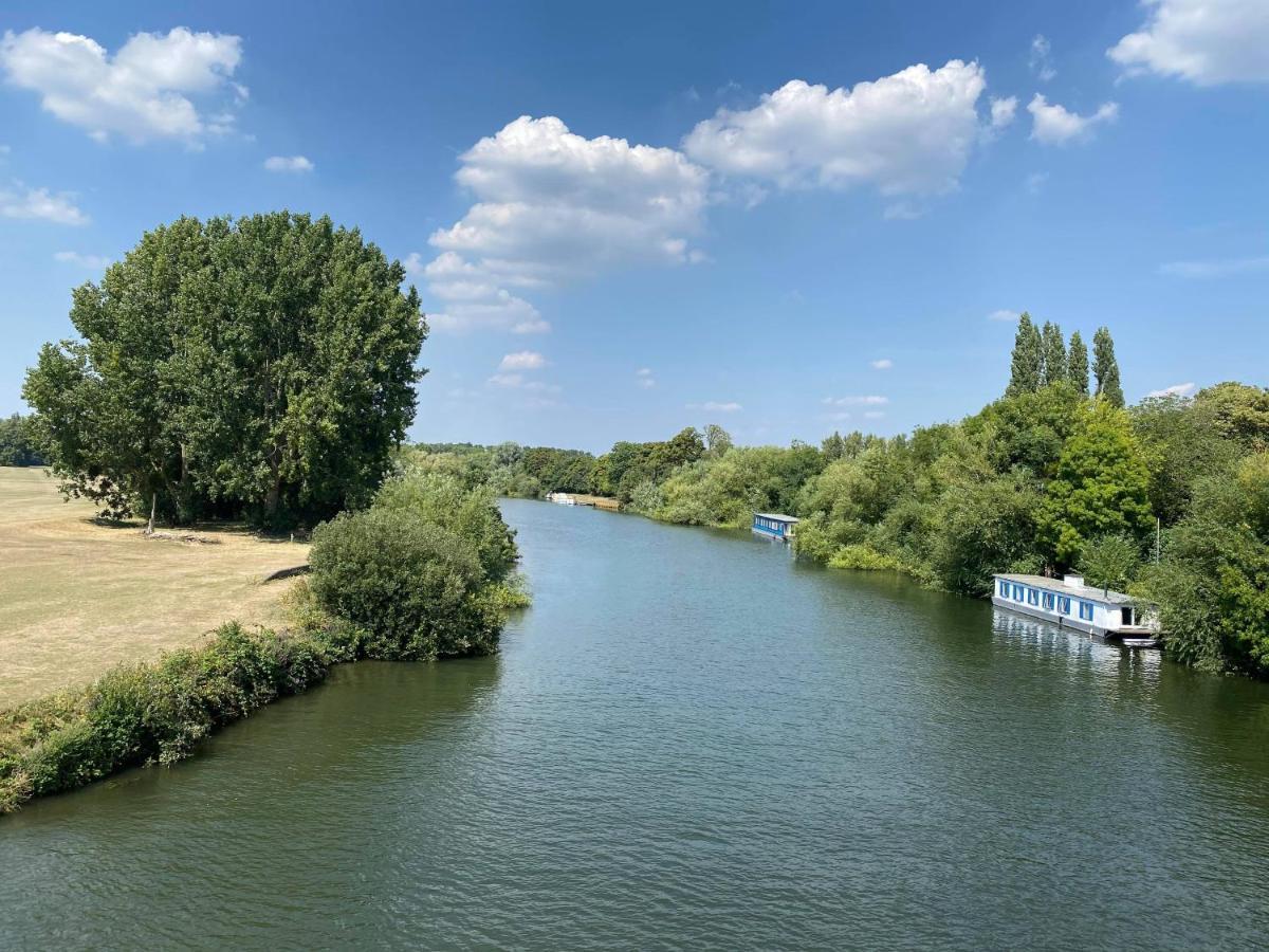 Letting Serviced Apartments - Guards View, Windsor Esterno foto