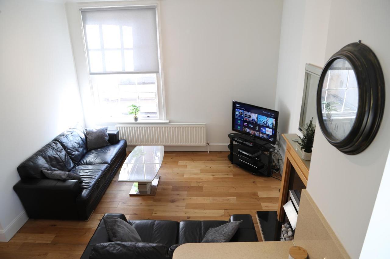 Letting Serviced Apartments - Guards View, Windsor Esterno foto