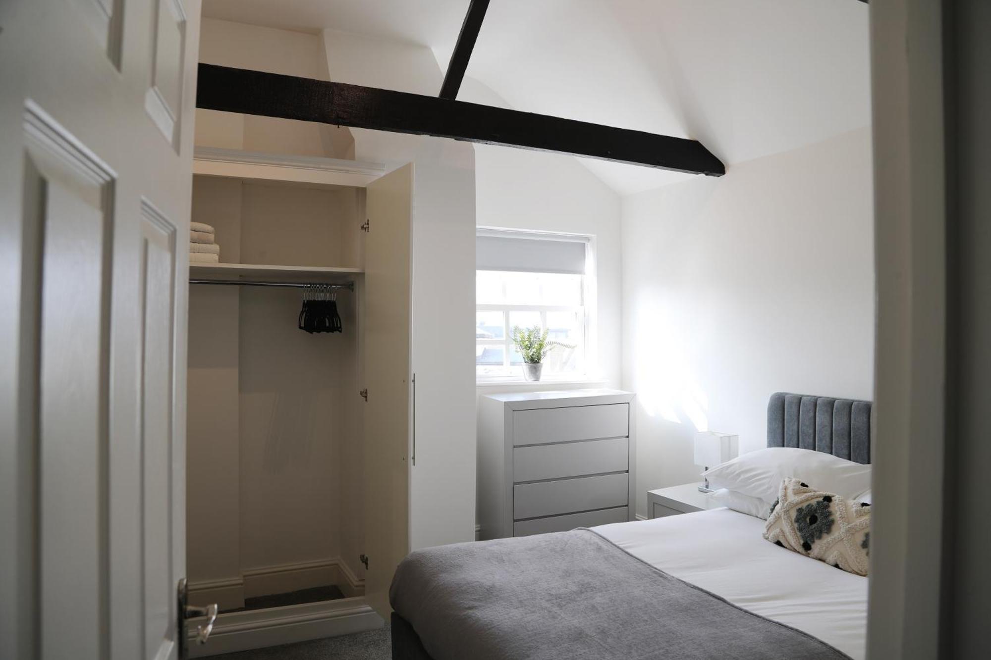 Letting Serviced Apartments - Guards View, Windsor Esterno foto