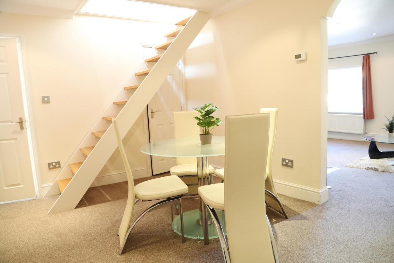 Letting Serviced Apartments - Guards View, Windsor Esterno foto