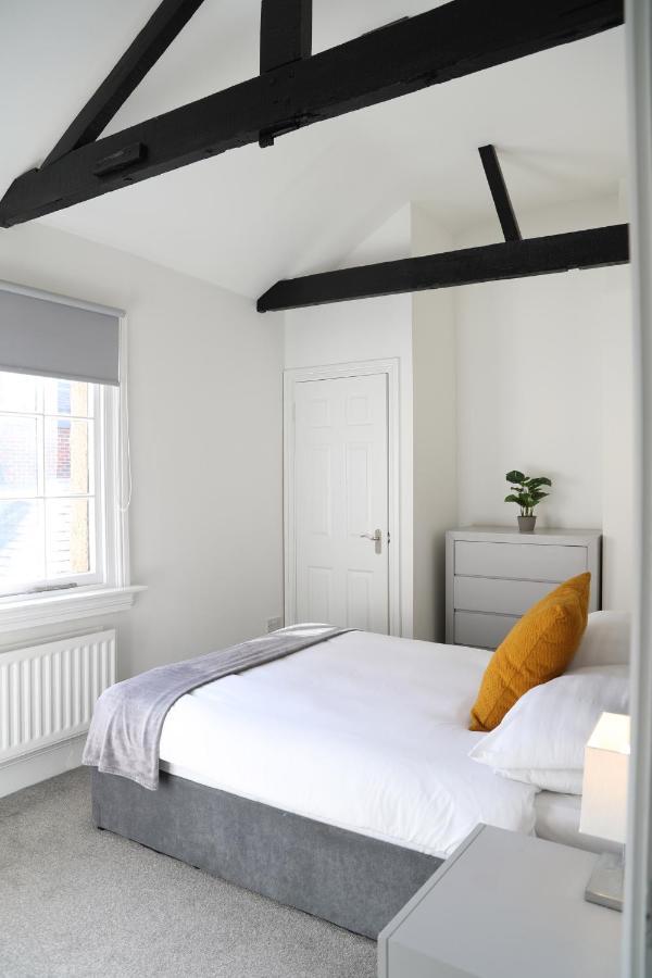 Letting Serviced Apartments - Guards View, Windsor Esterno foto
