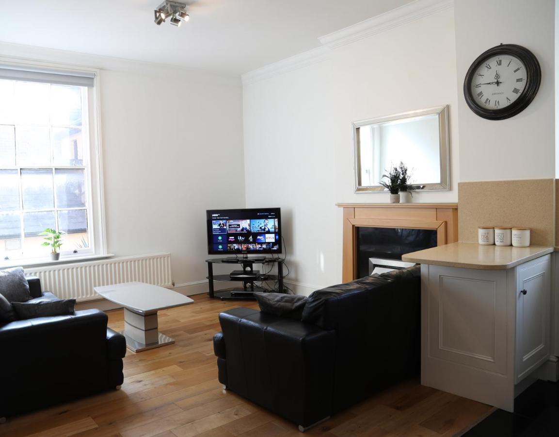Letting Serviced Apartments - Guards View, Windsor Esterno foto