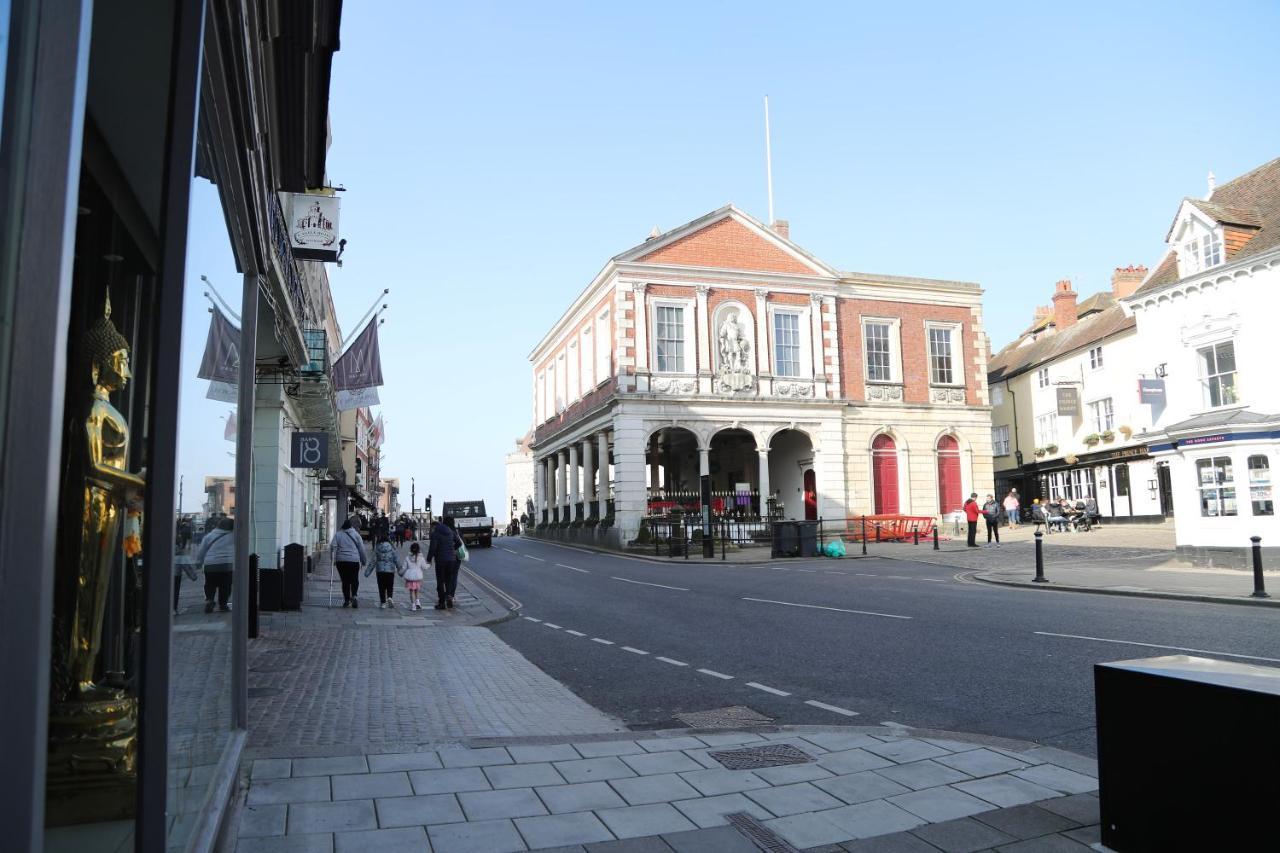 Letting Serviced Apartments - Guards View, Windsor Esterno foto