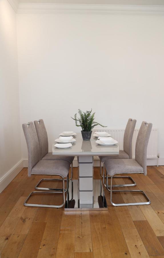 Letting Serviced Apartments - Guards View, Windsor Esterno foto