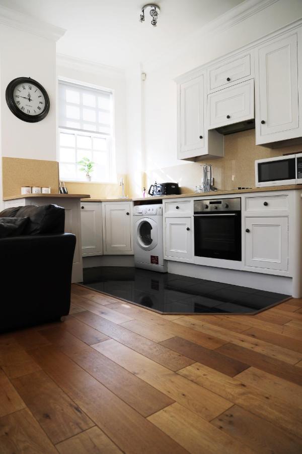 Letting Serviced Apartments - Guards View, Windsor Esterno foto