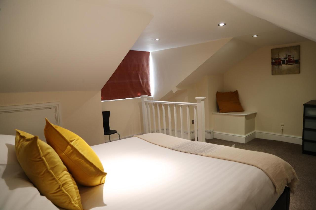 Letting Serviced Apartments - Guards View, Windsor Esterno foto
