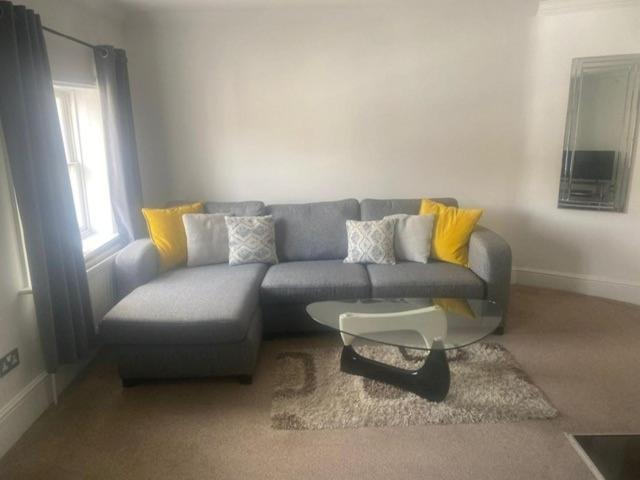 Letting Serviced Apartments - Guards View, Windsor Esterno foto