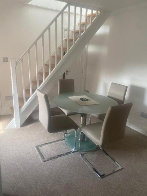 Letting Serviced Apartments - Guards View, Windsor Esterno foto